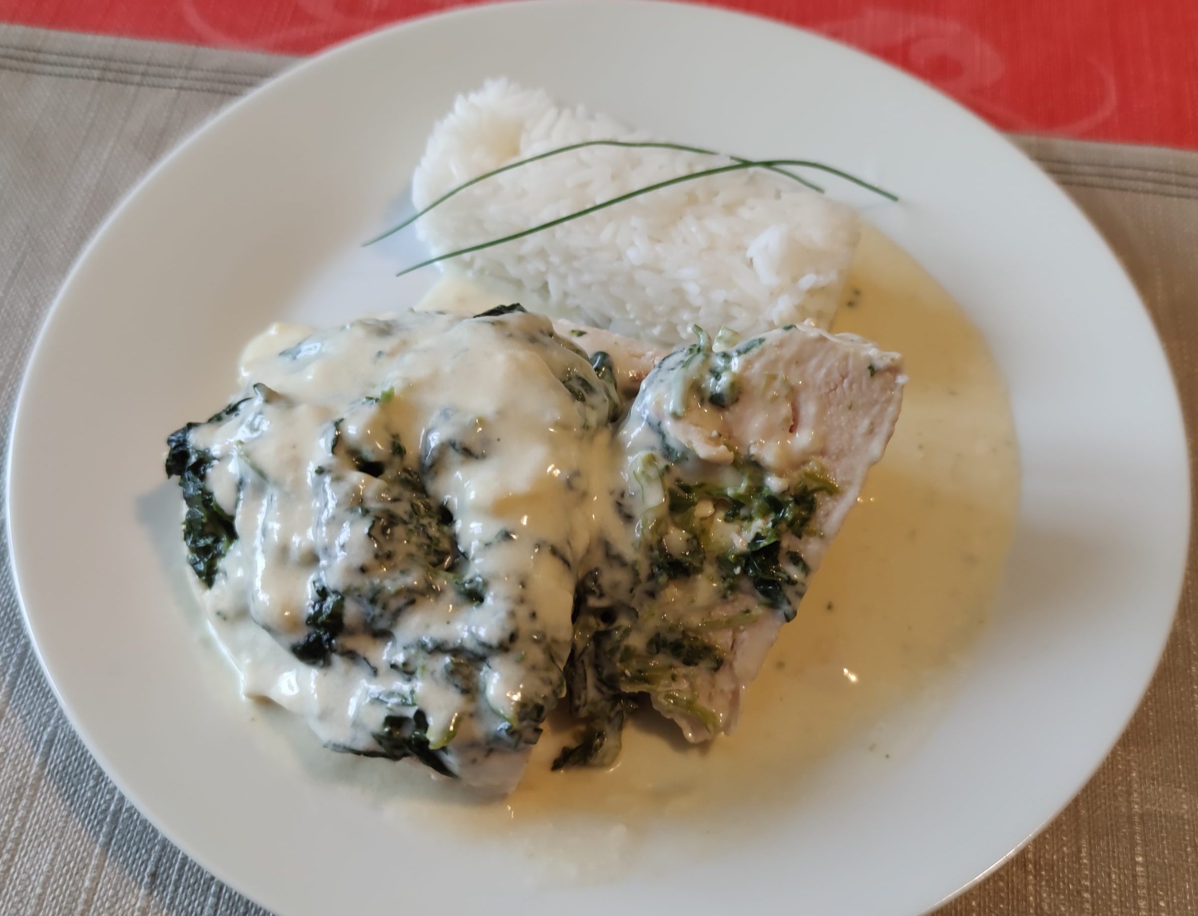 photo de filets de poulet aux épinards et au camembert