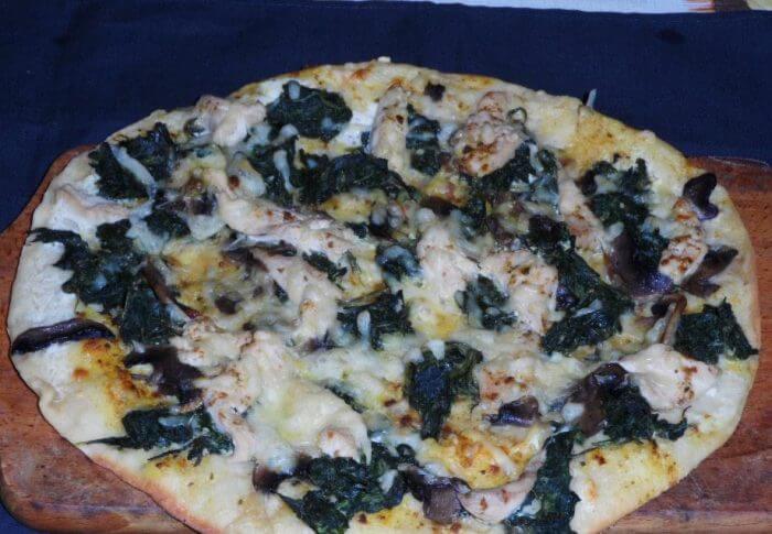Pizza au poulet, aux épinards et au fromage de chèvre