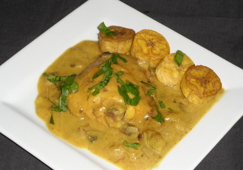 photo de poulet au curry et bananes plantains