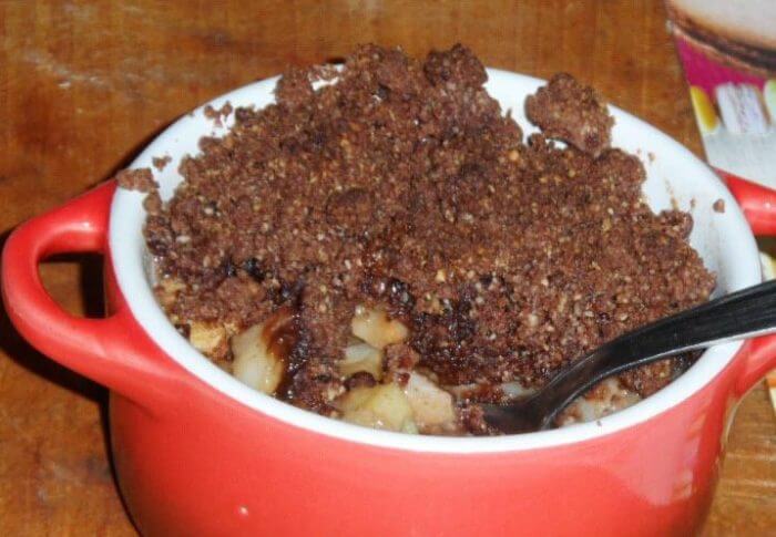 Crumble au cacao aux pommes, poires et bananes