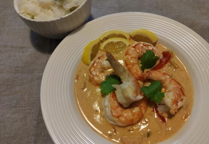 Gambas au curry rouge, riz thaï au citron et à la coriandre