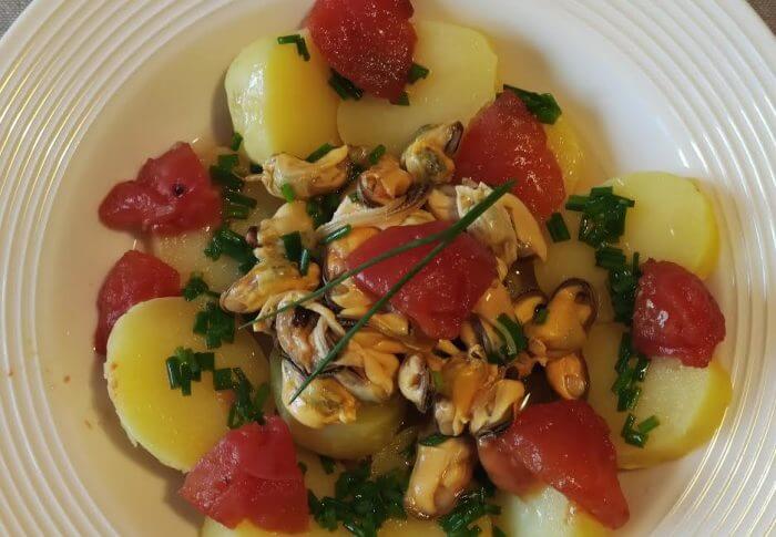 Salade de pommes de terre aux moules et aux tomates