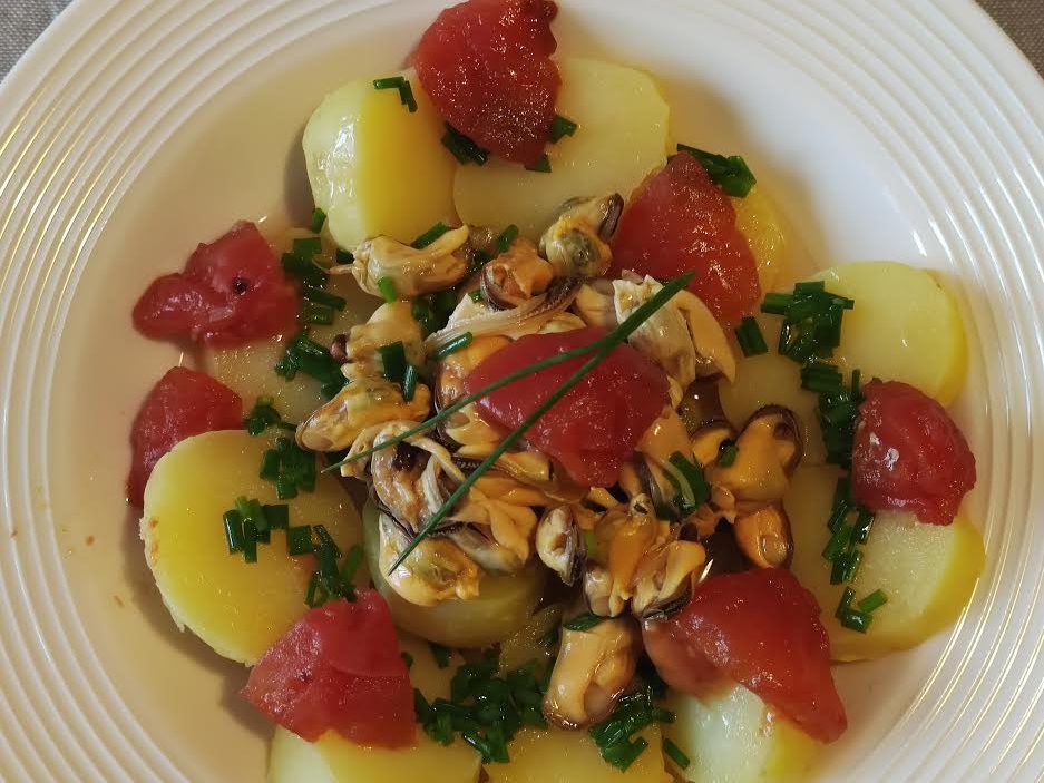 photo de salade de pommes de terre aux moules et aux tomates