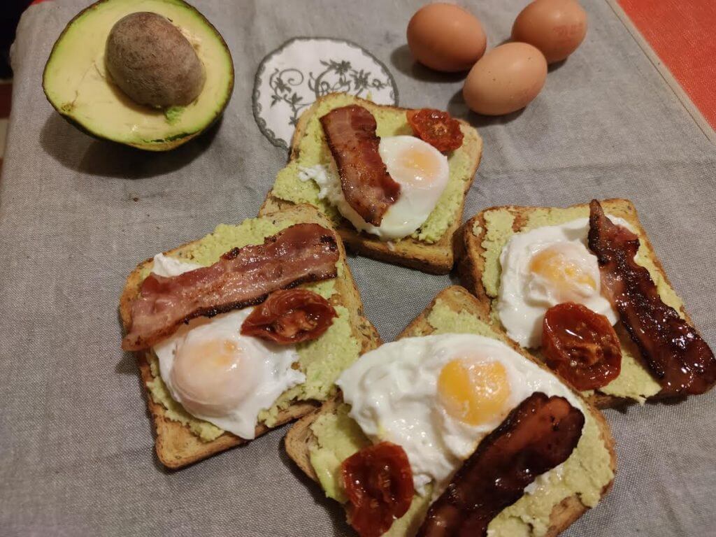 photo de Toasts à l'avocat et aux oeufs pochés