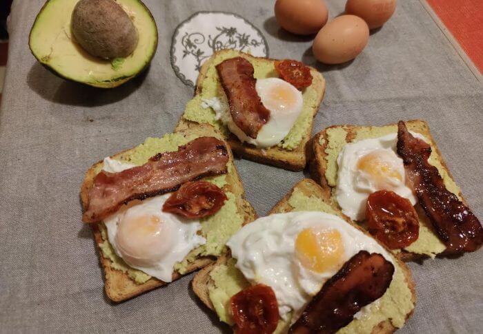 Toasts aux œufs pochés et à l&rsquo;avocat
