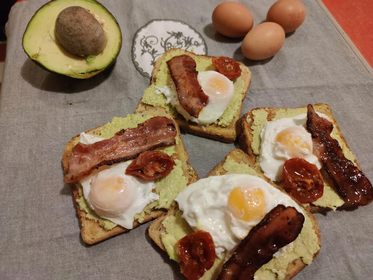 photo de Toasts à l'avocat et aux oeufs pochés