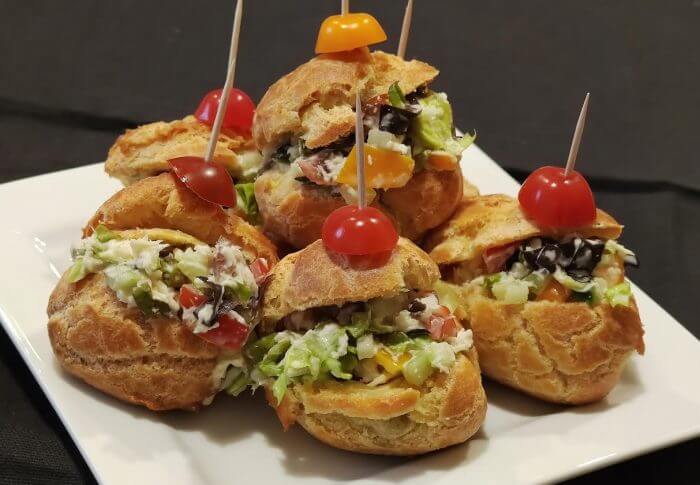 Petits choux à la salade de crabe