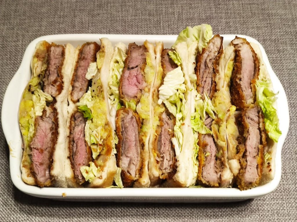 photo de Porc sauce tonkatsu en sandwiches