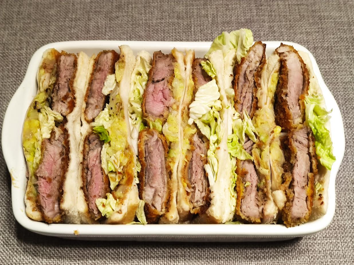 photo de Porc sauce tonkatsu en sandwiches