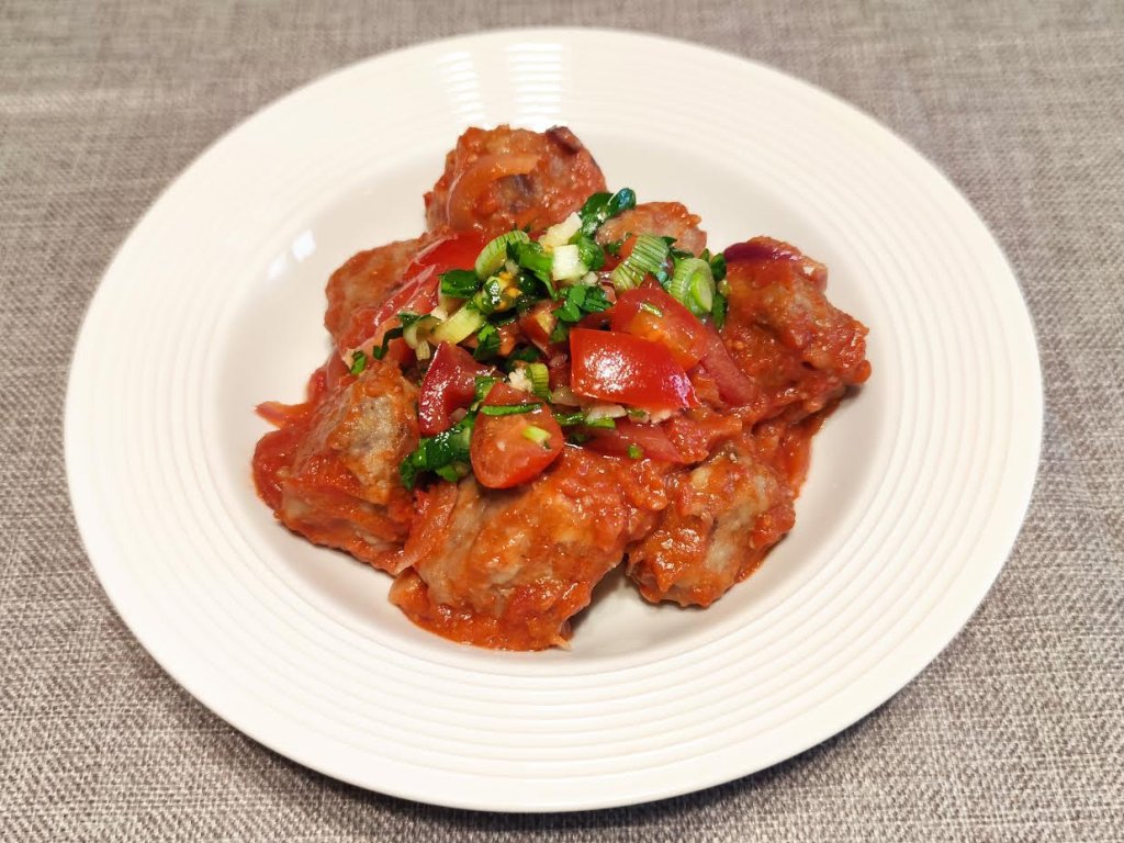 photo de Boulettes en sauce tomate et sauce vierge