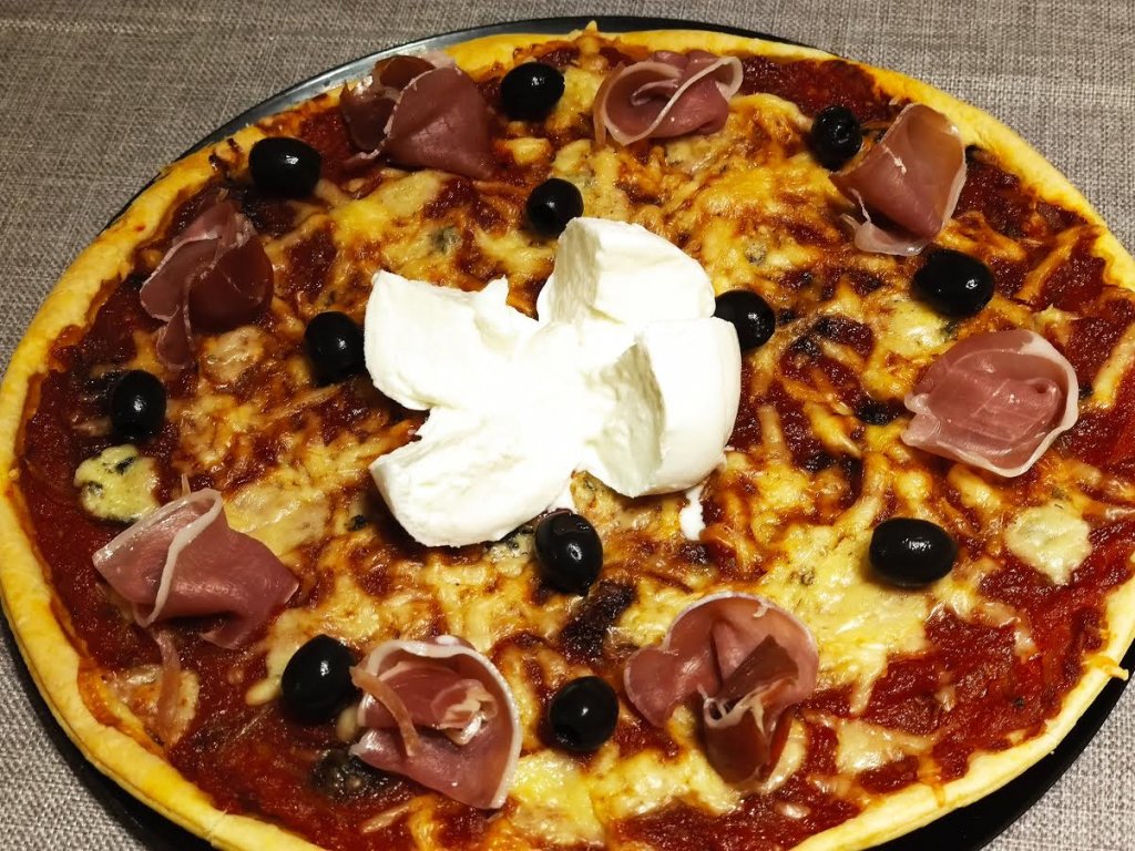 photo de Pizza aux fromages et au jambon cru
