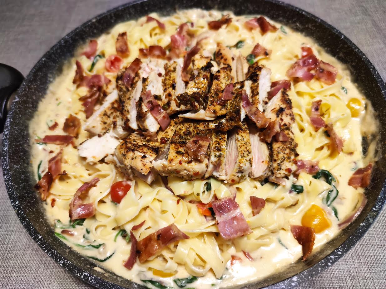 photo de Tagliatelles et poulet sauce parmesan aux épinards
