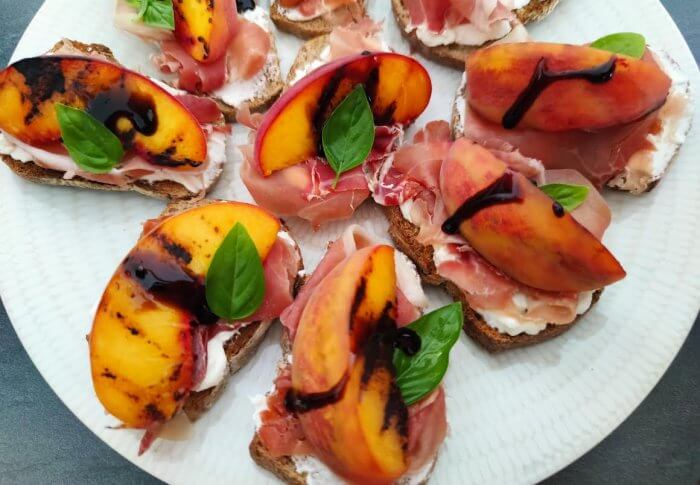 Bruschettas au chèvre frais, au jambon et à la pêche