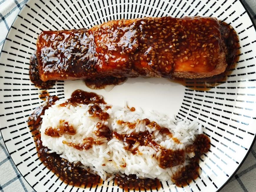 photo de Pavés de saumon panés aux graines de sésame, sauce au miel