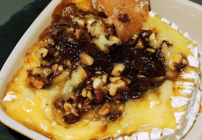 camembert gratiné aux figues et aux noisettes