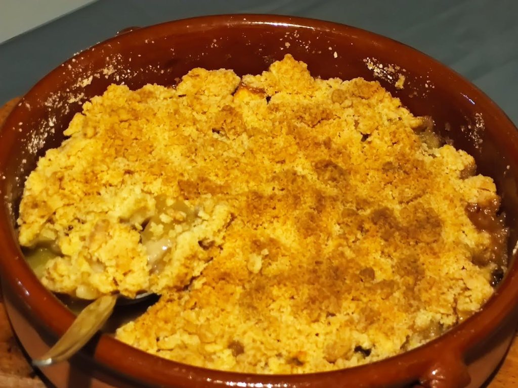 photo de crumble aux pommes et aux dattes