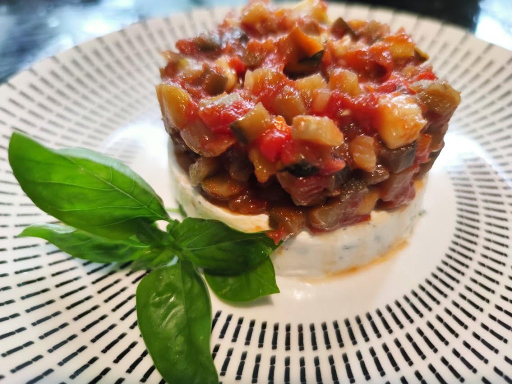 photo de Ratatouille sur fond de fromage de chèvre