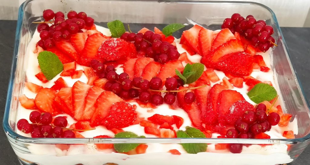 Photo de Tiramisu aux fraises et aux groseilles