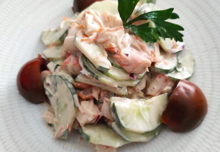 Concombre et surimi en salade