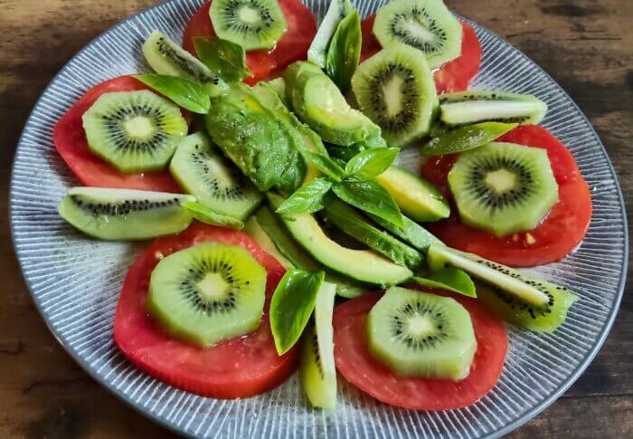 tomates avocats et kiwis en salade