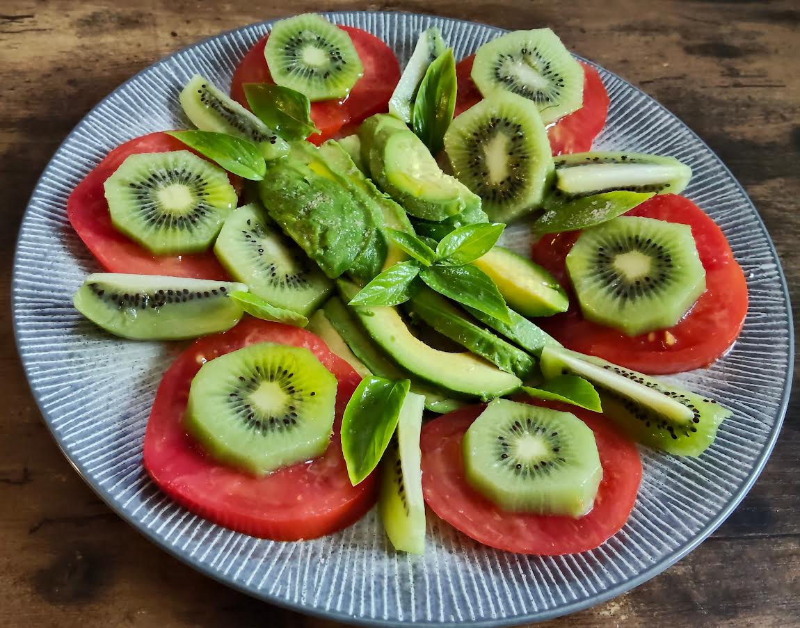 photo de tomates avocats et kiwis en salade