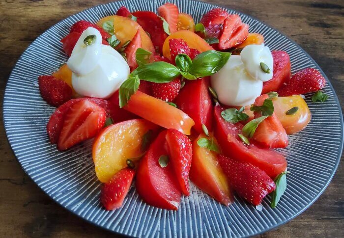 Tomates fraises et mozzarella en salade